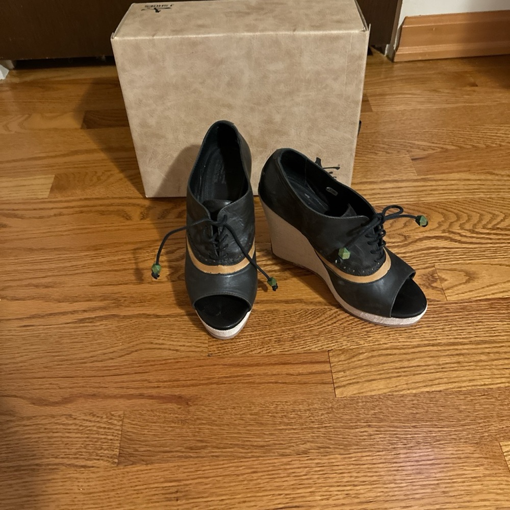 Peep toe sandals